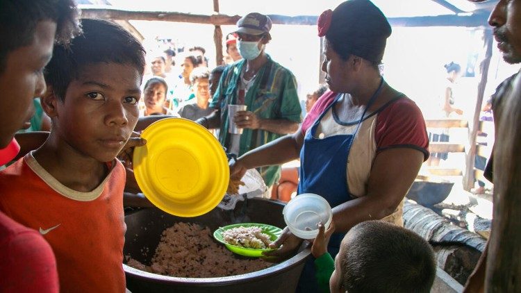 Puerto Cabezas, Nicaragua, si cucinano pasti caldi con gli aiuti del Pam. Photo Elio Rujano