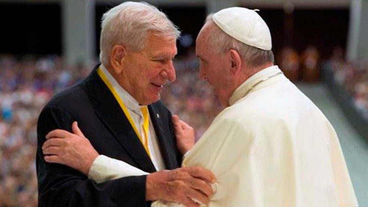 Papa Francesco incontra Don Perini in Aula Paolo VI nel 2015 (ANSA)