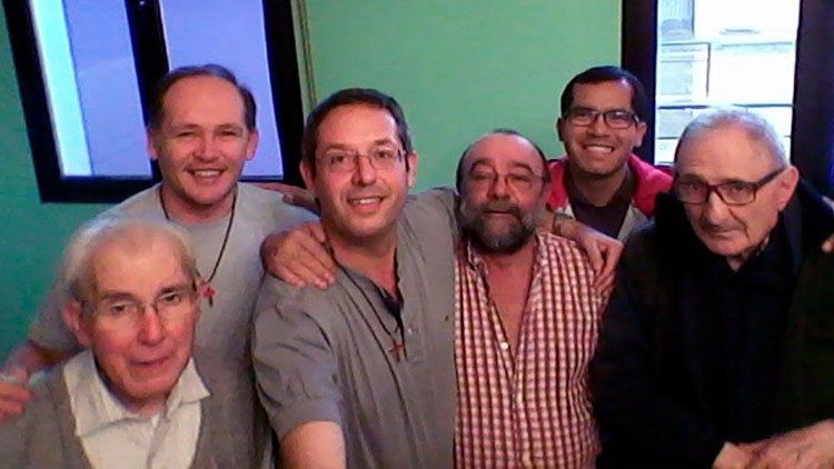 En el centro, a la derecha, el director padre Juan Antonio, a su lado el padre Francisco