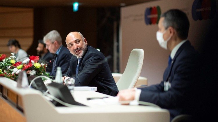 Il tavolo dei relatori alla conferenza di Ginevra. Al centro, il ministro degli Esteri afgano