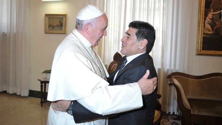 Ferenc pápa és Maradona a Vatikánban 