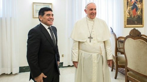 Le Pape prie pour Diego Maradona, qu’il avait rencontré plusieurs fois