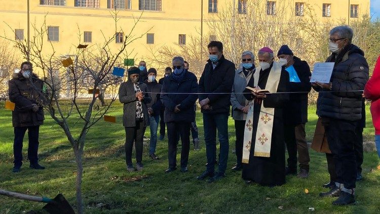 Un'altra immagine della benedizione del melograno piantato lunedì nel parco del Centro "iCappuccini" di Pisa