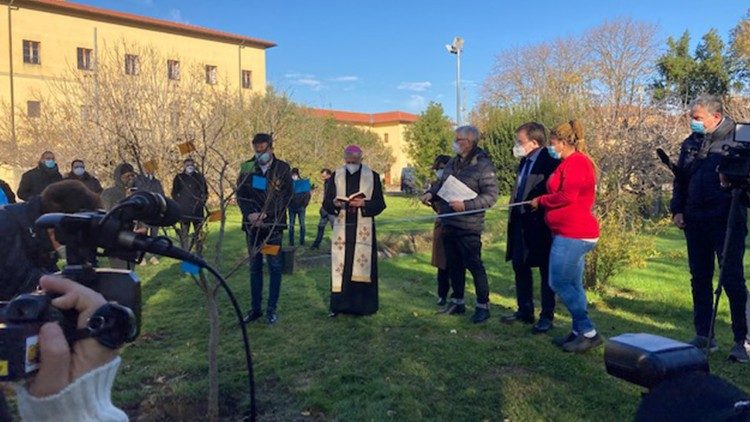 Il vescovo di Pisa monsignor Benotto benedice il melograno piantato dal sindaco Conti all'apertura dell'evento locale del X Festival della dottrina sociale 