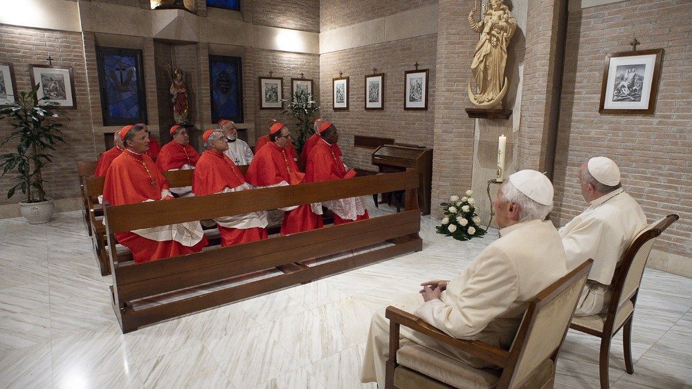 Papež Frančišek in novi kardinali na obisku pri Benediktu XVI.