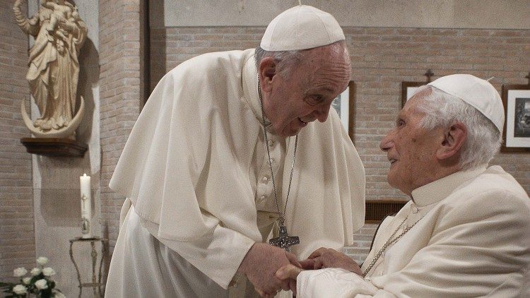 Papa Francisco e o Papa emérito Bento XVI que hoje completa 70 anos de sacerdócio