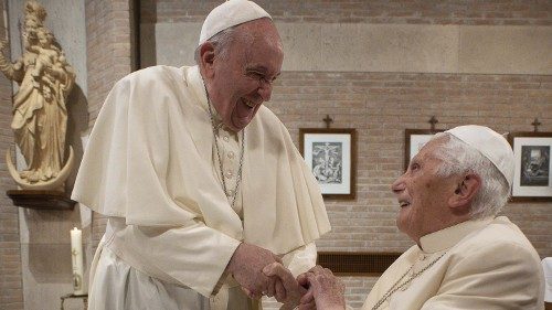 Emeritierter Papst Benedikt XVI. betet für Franziskus