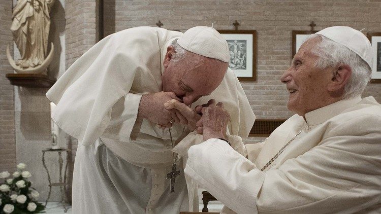 Papež František zdraví emeritního papeže Benedikta XVI. při setkání s novými kardinály 28. listopadu 2020
