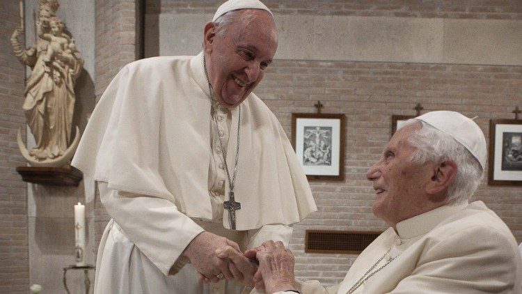 Benedikt  XVI. a papež František
