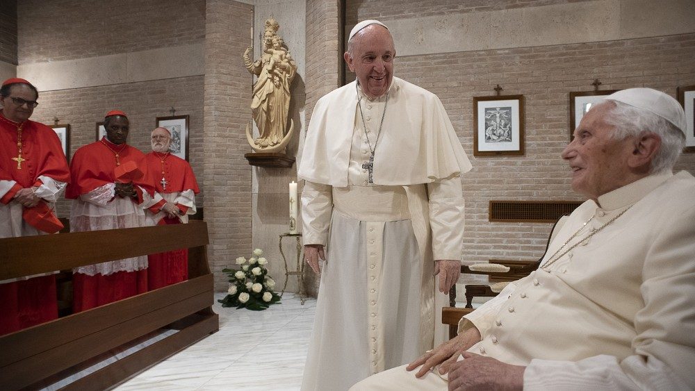 Påven Franciskus och de nya kardinalerna besöker påven emeritus 28 november 2020