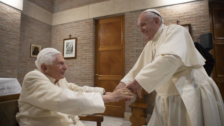 البابا فرنسيس والكرادلة الجدد يزورون بندكتس السادس عشر