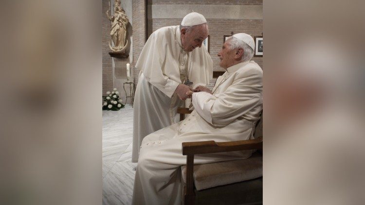 Papa Francisc, în vizită la papa emerit Benedict al XVI-lea în 28 noiembrie 2020.
