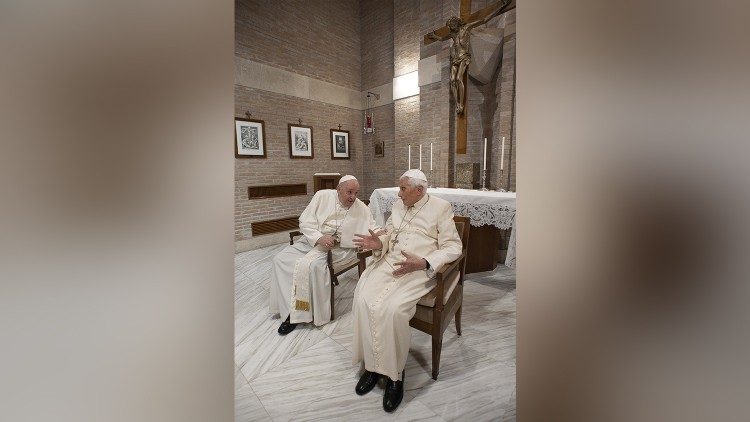Papst Franziskus und sein Vorgänger Benedikt XVI. im Anschluss an das Konsistorium
