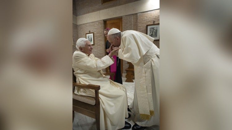 Papst Franziskus und sein Vorgänger Benedikt XVI. im Anschluss an das Konsistorium