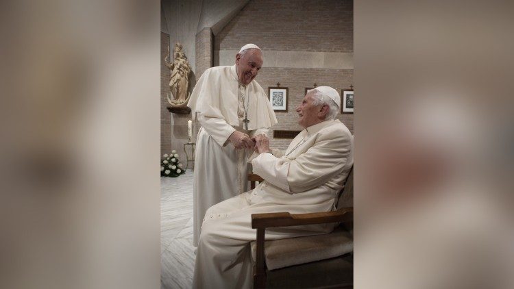 Srečanje med papežem Frančišškom in zaslužnim papežem