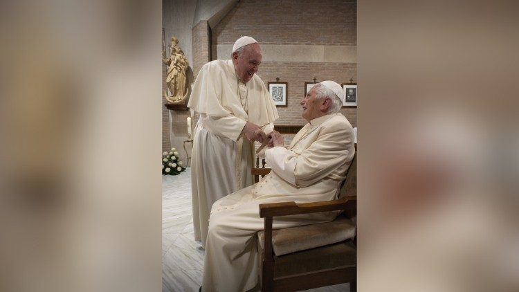 Benedikt XVI. a papež František (listopad 2020)