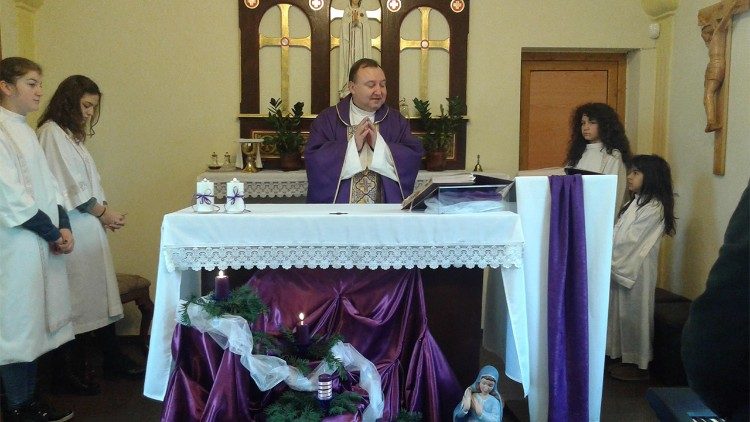 Монсеньор Страхил Каваленов на литургия в енория  „Блажена Дева Мария на броеницата“ във Велико Търново.
