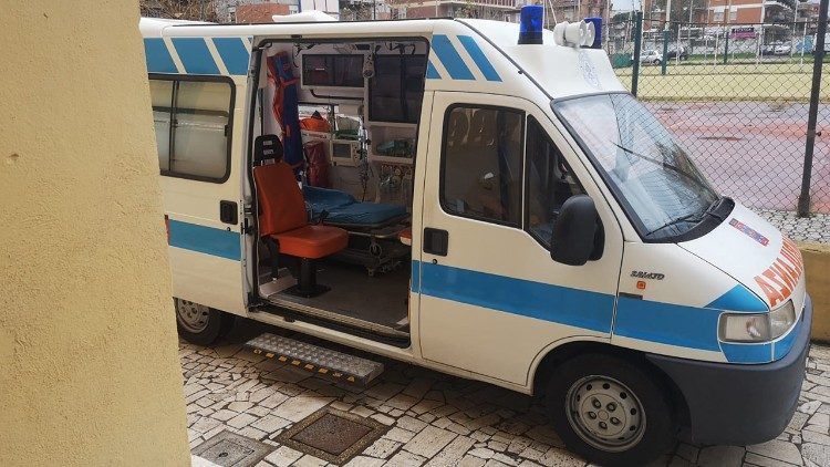L'ambulanza dell'Elemosineria apostolica a Torvaianica