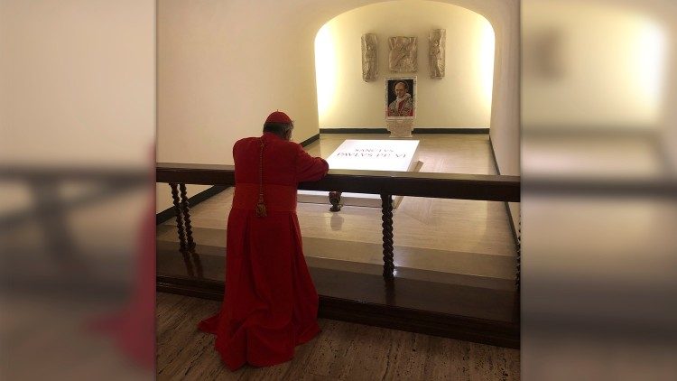 Kardinal Semeraro na grobu papeža Pavla VI. 