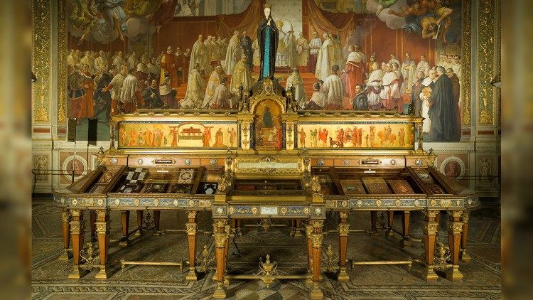Залата "Непорочно зачатие" във Ватиканските музеи, със скрина-библиотека и стената с папа Пий IХ, който обявява догмата на 8.12.1854