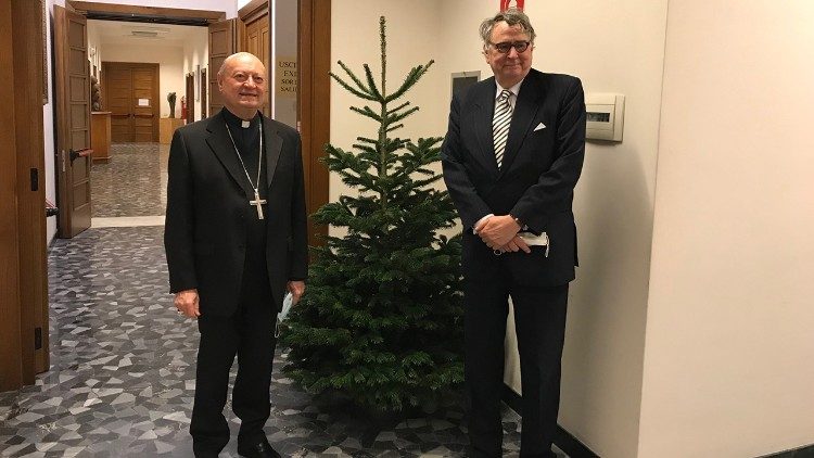 Kardinal Ravasi freute sich sichtlich über den ersten Weihnachtsbaum in seinem Dikasterium
