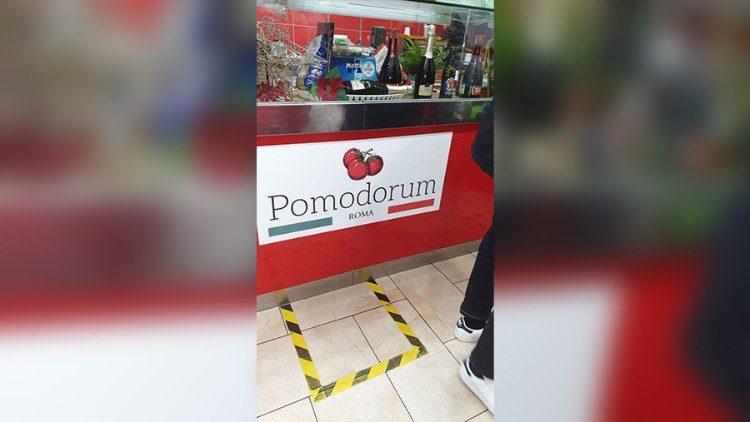 2020.12.08 El Restaurante Pomodorum del argentino, Massimo Palamara, cuyo local donde se cocina comida latinoamericana, es el centro de recogida de ayuda humanitaria para Honduras