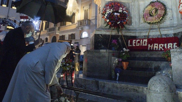ĐTC dâng hoa kính Đức Mẹ tại quảng trường Tây Ban Nha