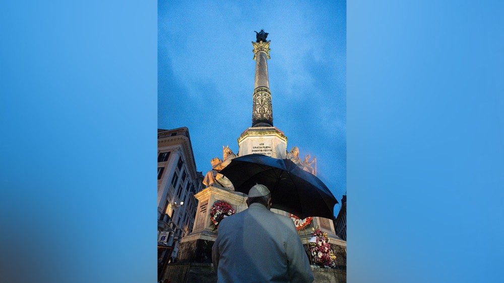 Papež Frančišek na Španskem trgu.