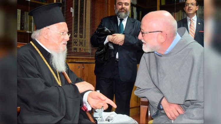Pater Kmetec v pogovoru s patriarhom Bartolomejom.