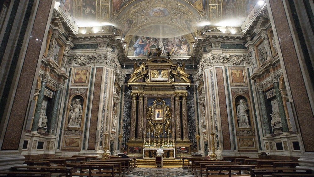 Papež Frančišek v baziliki Svete Marije Velike v molitvi pred Marijino podobo.