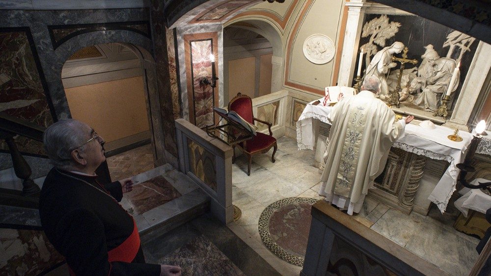 Papež Frančišek je zasebno v kapeli jaslic bazilike Svete Marije Velike daroval sveto mašo.