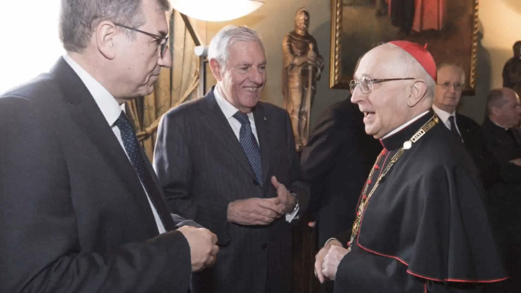 Il gran maestro dell'Ordine, cardinale Fernando Filoni, con alcuni membri della consulta