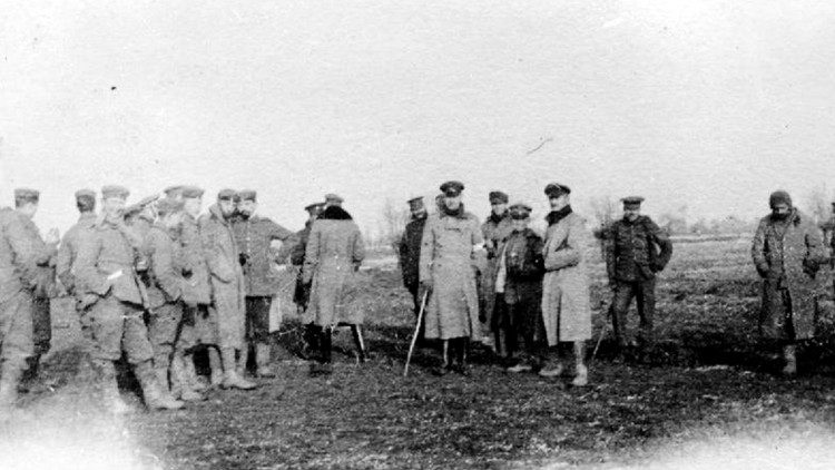 Soldati britannici e tedeschi durante la tregua di Natale del 1914
