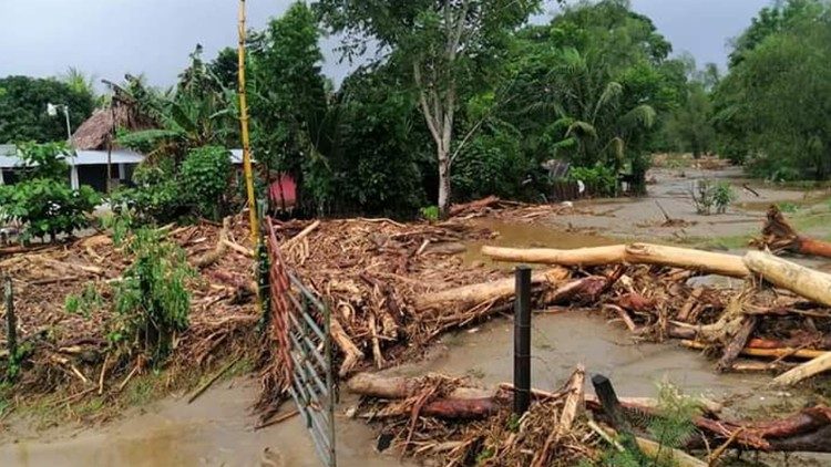 2020.12.11 voluntarios llegados al departamento de Izabal, duramente afectado por los huracanes