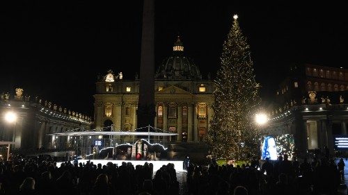 San Pietro si illumina per il Natale con le luci dell’albero e del presepe