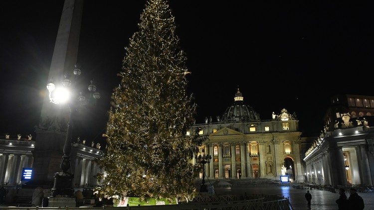 Der Petersplatz erstrahlt auch im Coronajahr in weihnachtlichem Glanz