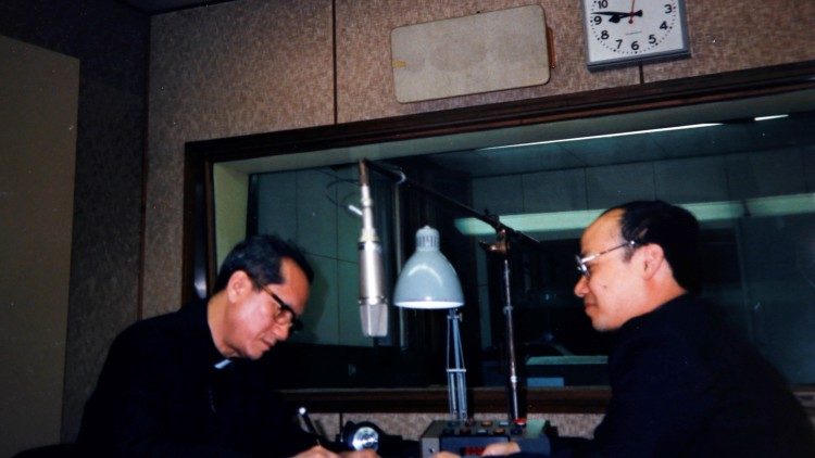 ĐHY. Fx. Nguyễn Văn Thuận và cha Giuse Trần Đức Anh tại phòng thu của Radio Vatican