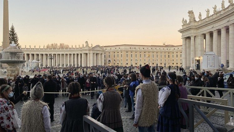 A „100 betlehem a Vatikánban” kiállítás megnyitása a Szent Péter téren