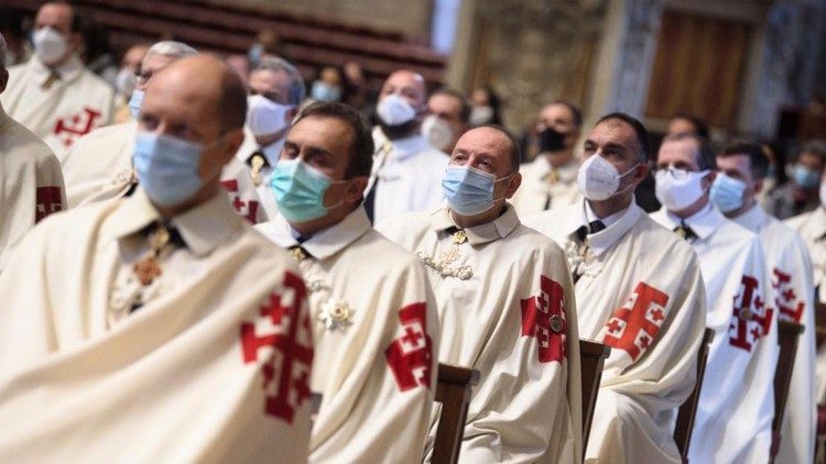 Processione di cavalieri dell'Ordine del Santo Sepolcro in tempo di pandemia