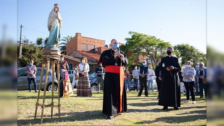 El rosario de la aurora dispone los corazones de los fieles para acoger la próxima llegada de Jesús. (Crédito: Iglesia Católica de Montevideo)