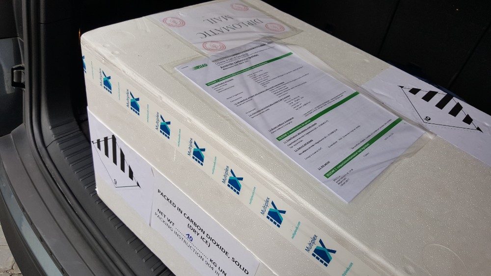 Zásielka s darom 10 000 PCR testov od slovenskej firmy MultiplexDX