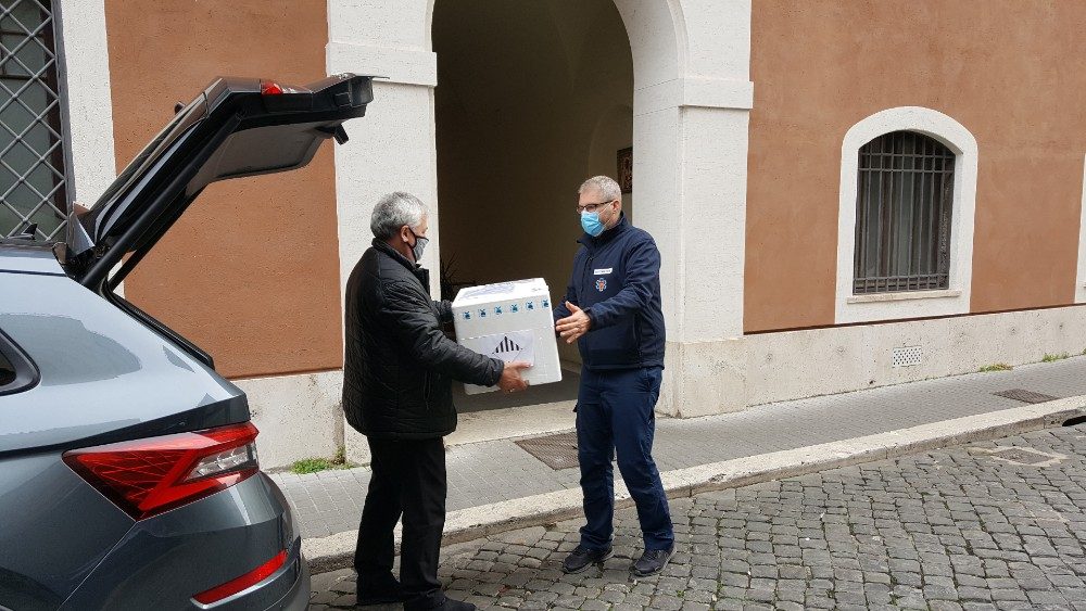 Pápežský almužník kardinál Krajewski zveril slovenské PCR testy do rúk vatikánskych zdravotníkov