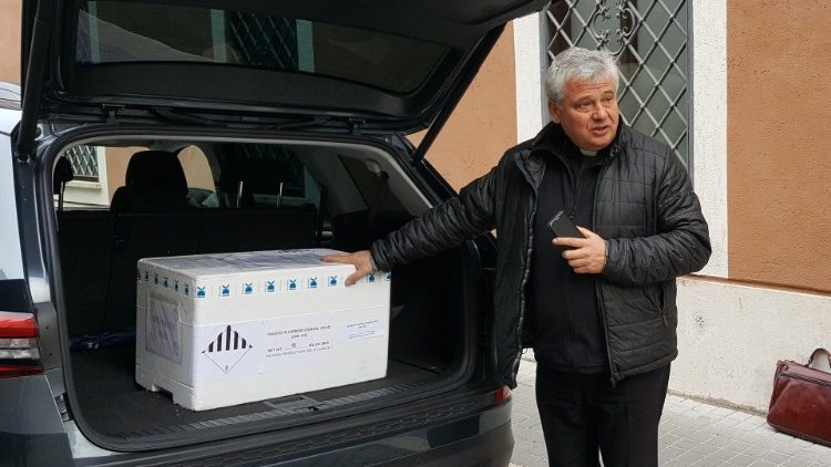 Kardinál Krajewski při loňském převzetí darovaných 10 000 PCR testů ze Slovenska