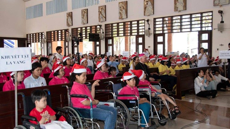 Giám mục Xuân Lộc mừng lễ Giáng sinh với 1.000 trẻ em có hoàn cảnh đặc biệt