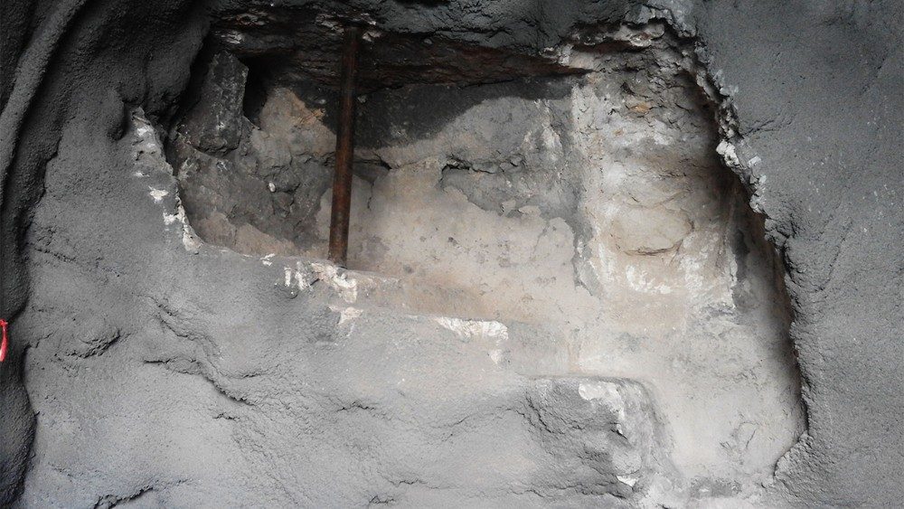 Zbytky staveb odkryté v podzemním tunelu