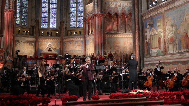Andrea Bocelli suona il flauto nel Concerto di Natale da Assisi