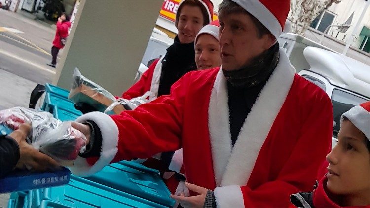 Volontari vestiti da Babbo Natale distribuiscono doni agli ospiti di "casa di Anna" nel 2019