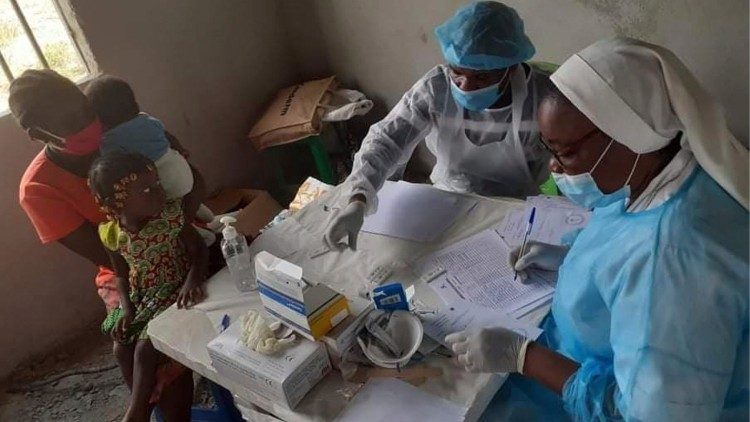 Religiosos de Angola distribuem medicamentos a pobres