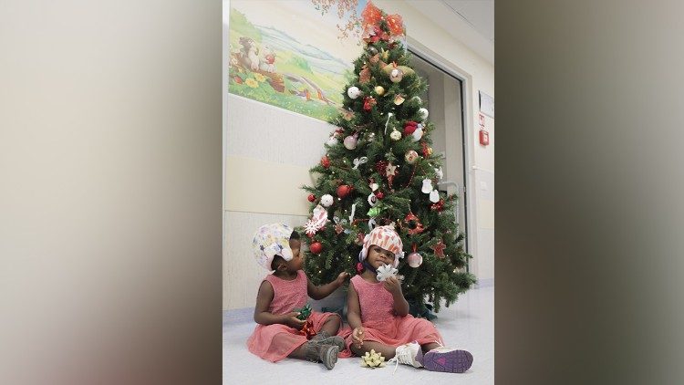 Oddelené siamské dievčatká pri stromčeku vo vatikánskej nemocnici