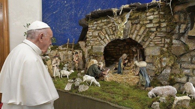 Papst Franziskus vor der Weihnachtskrippe in der Päpstlichen Residenz Santa Marta